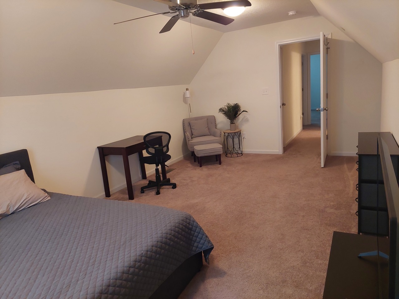 Queen bedroom — Room 4